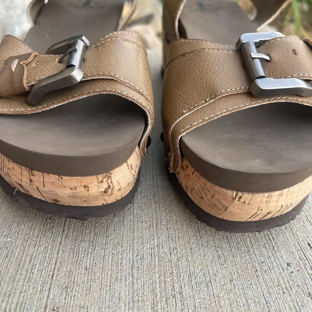 Corky's Size 8 Platform Wedge Sandals Brown Buckle Cork Footbed Lightweight
